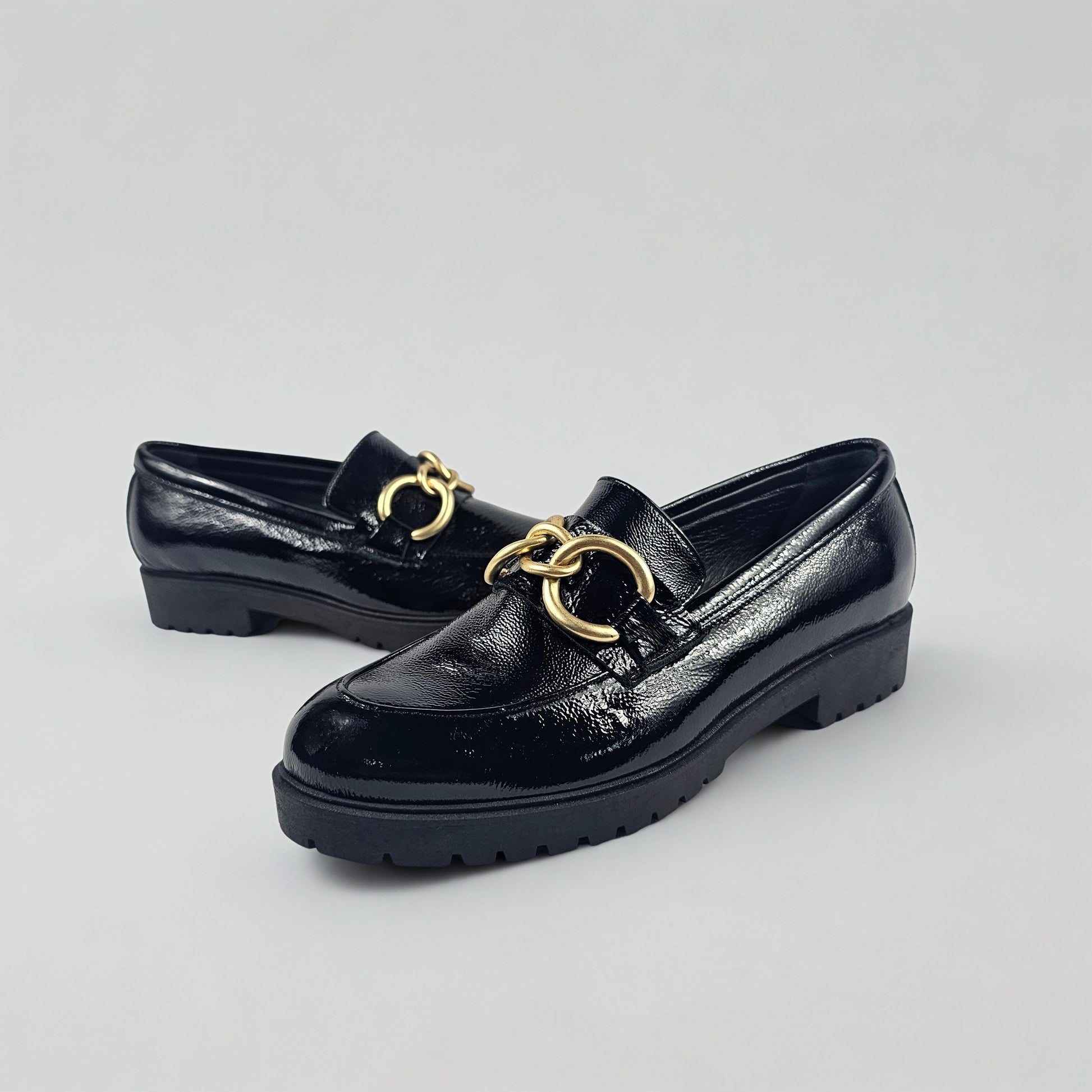 Mocassini Donna in Vera Pelle Vernice Nera con catena oro