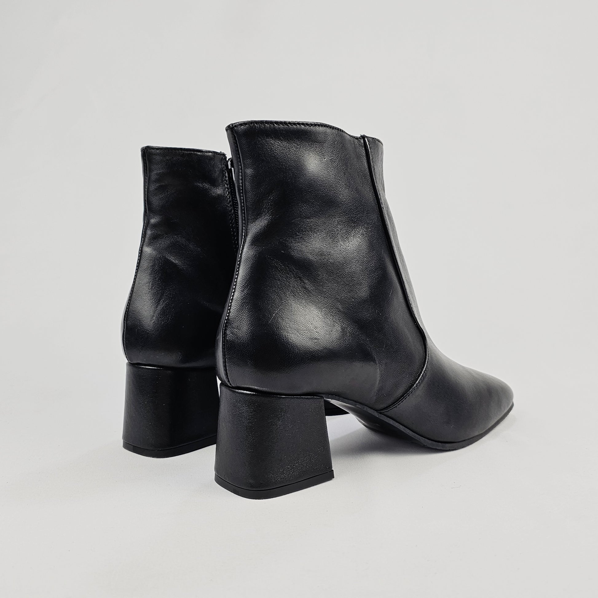 Stivaletto Donna in vera pelle nera con punta quadrata